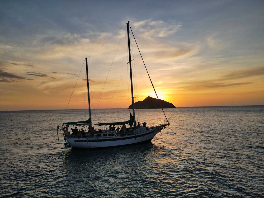 Velero en el mar